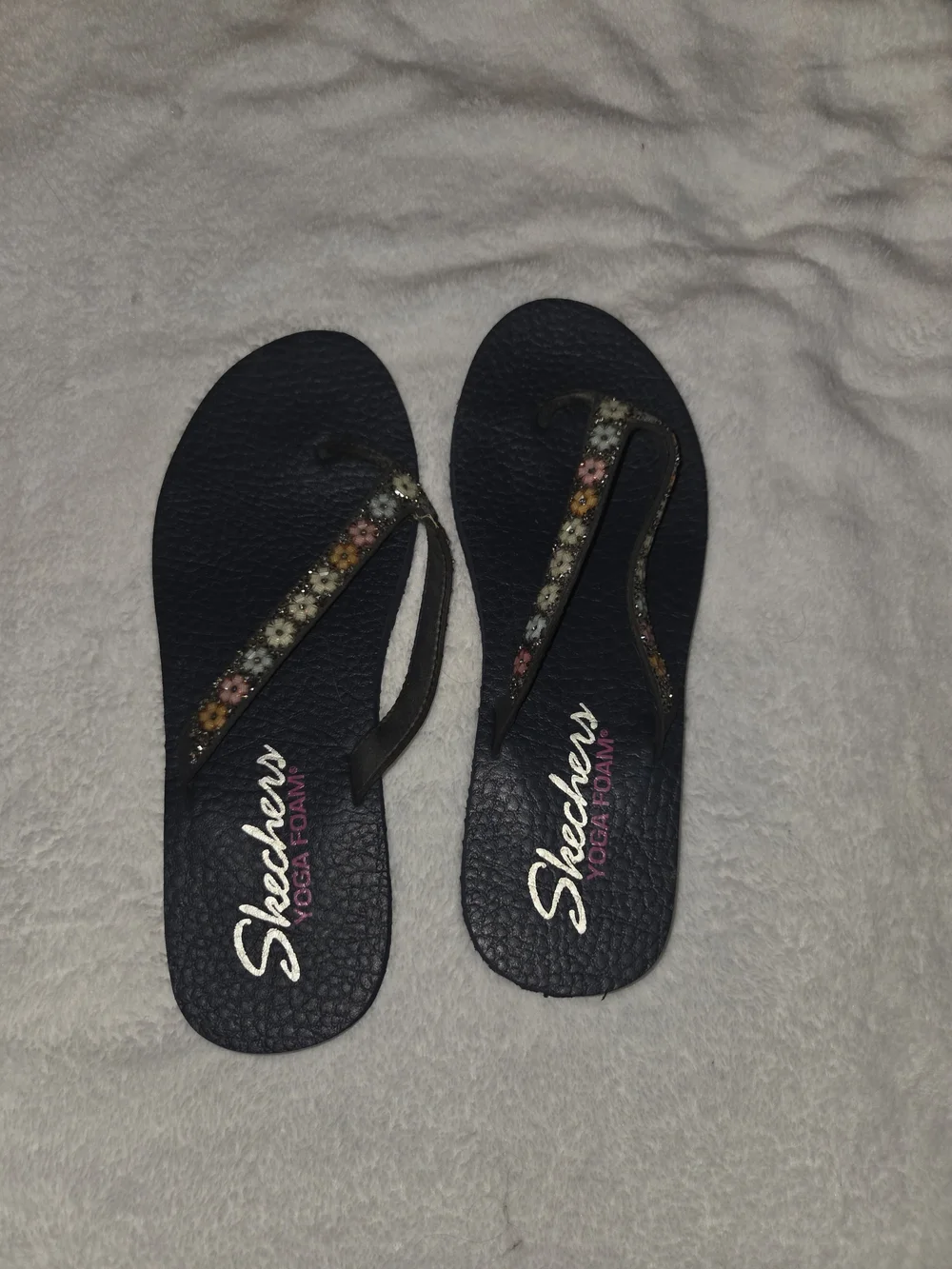Skechers Black Floral-Accent Yoga Foam Flip Flops - Picture 2 of 5